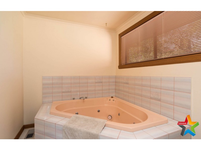 8 Kambora Court, Mooroolbark VIC 3138