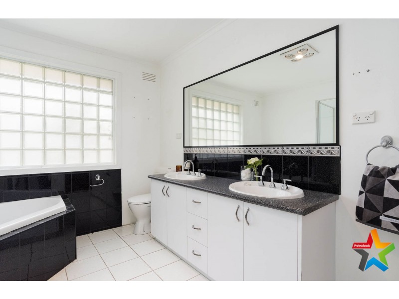 21 Blackburn Road, Mooroolbark VIC 3138