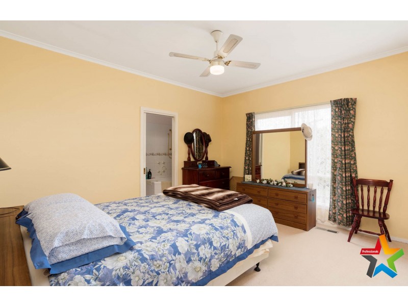 24 Carawa Street, Mooroolbark VIC 3138