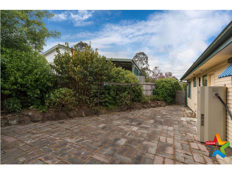 24 Carawa Street, Mooroolbark VIC 3138