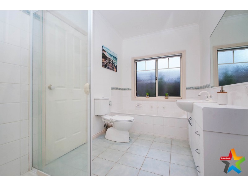 8a Swinburne Avenue, Mooroolbark VIC 3138