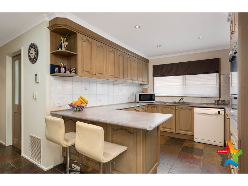 6 Blaxland Court, Mooroolbark VIC 3138