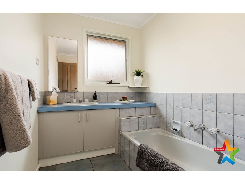 6 Blaxland Court, Mooroolbark VIC 3138