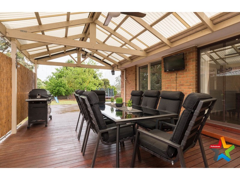 6 Blaxland Court, Mooroolbark VIC 3138