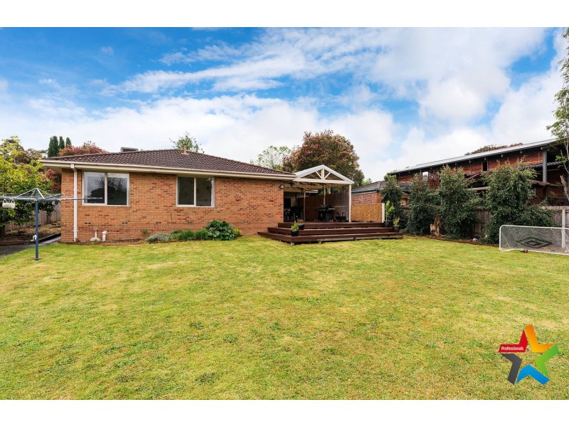 6 Blaxland Court, Mooroolbark VIC 3138