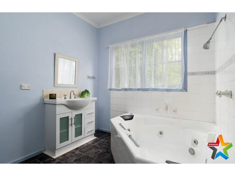 42 Spring Street, Mount Evelyn VIC 3796