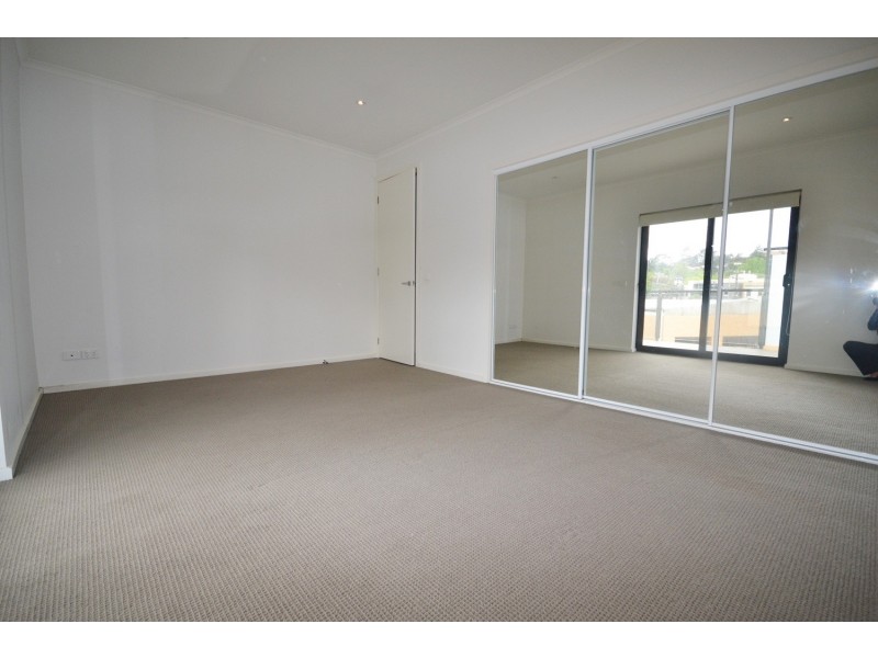 9/4 Civic Square, Croydon VIC 3136