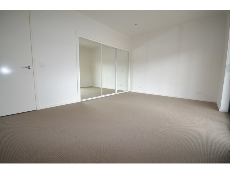 9/4 Civic Square, Croydon VIC 3136