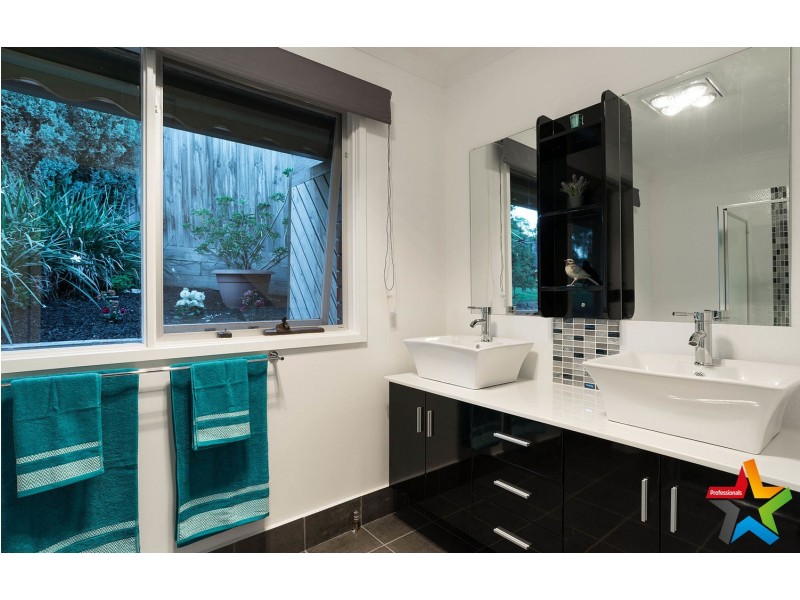 64 Fernhill Road, Mount Evelyn VIC 3796