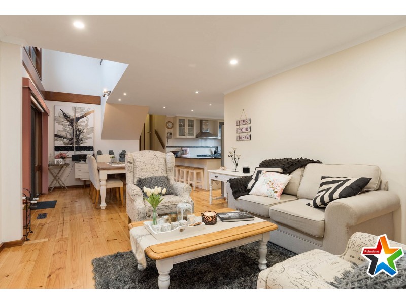 16 Meadowlark Lane, Mooroolbark VIC 3138
