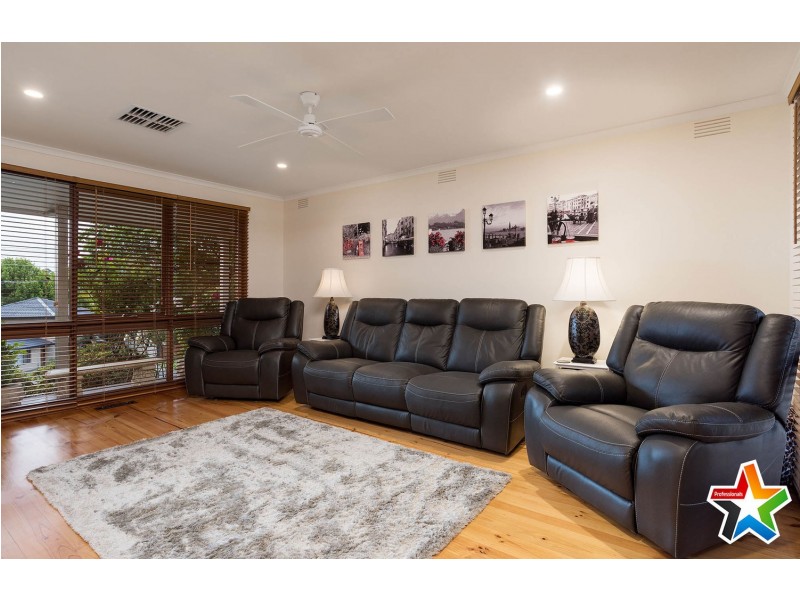 16 Meadowlark Lane, Mooroolbark VIC 3138