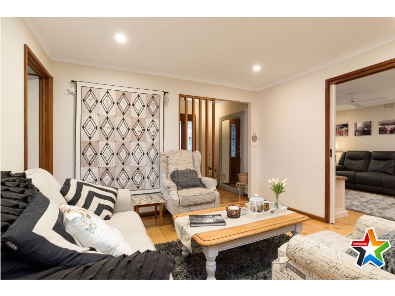 16 Meadowlark Lane, Mooroolbark VIC 3138