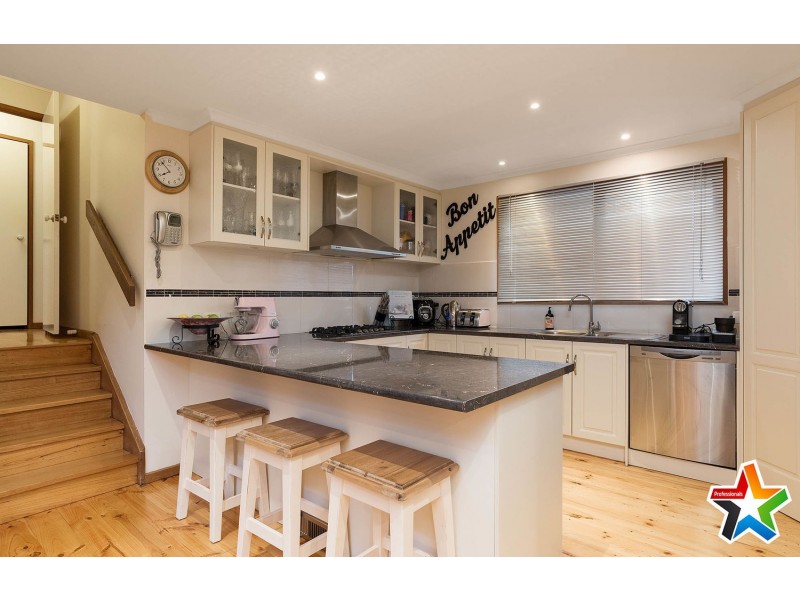 16 Meadowlark Lane, Mooroolbark VIC 3138