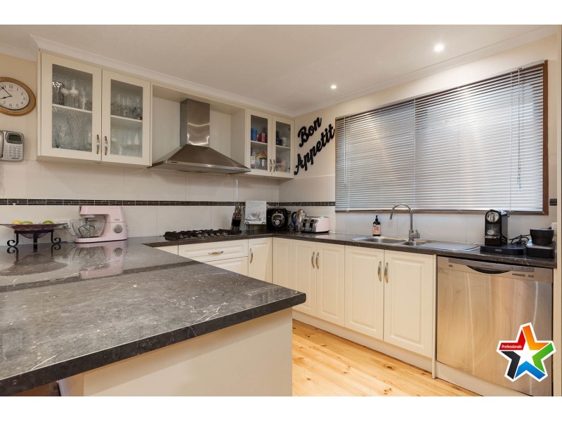 16 Meadowlark Lane, Mooroolbark VIC 3138