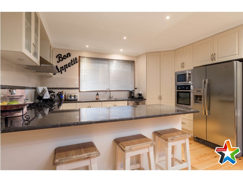 16 Meadowlark Lane, Mooroolbark VIC 3138