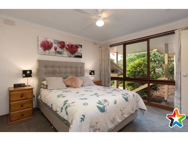 16 Meadowlark Lane, Mooroolbark VIC 3138
