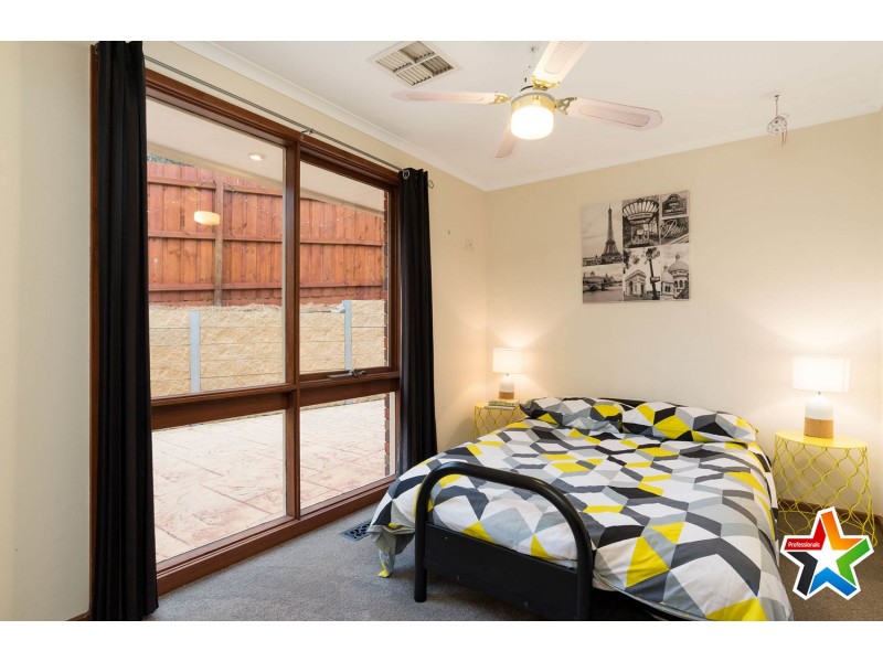 16 Meadowlark Lane, Mooroolbark VIC 3138