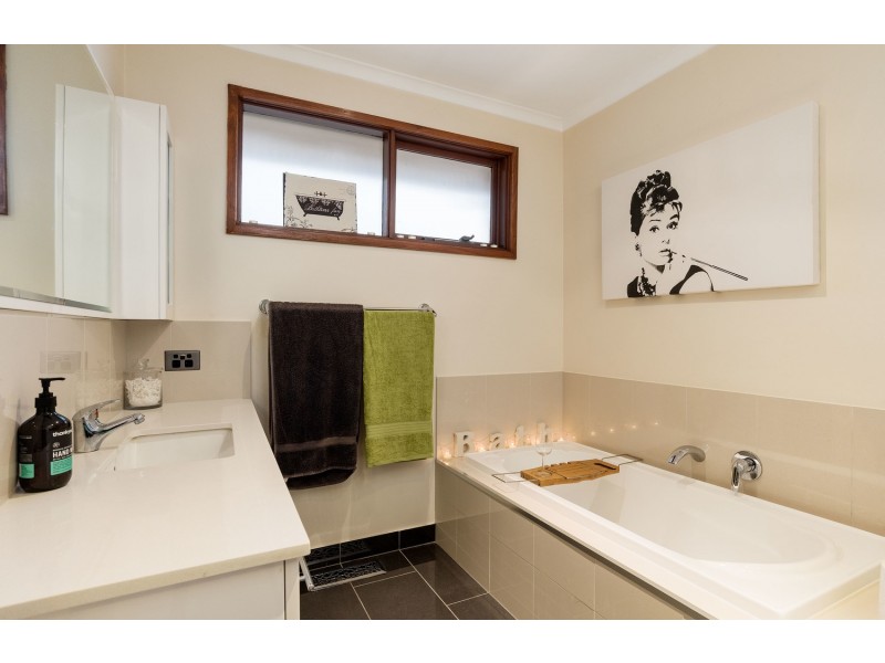 16 Meadowlark Lane, Mooroolbark VIC 3138