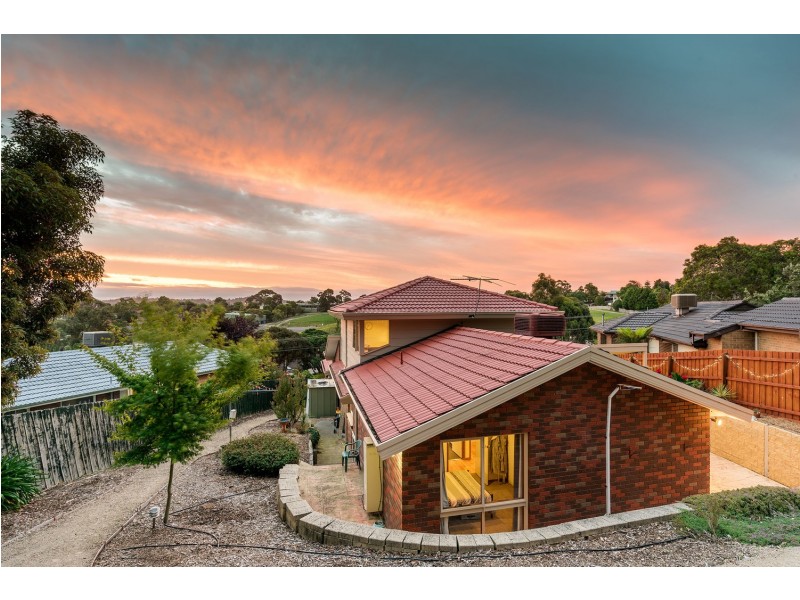 16 Meadowlark Lane, Mooroolbark VIC 3138