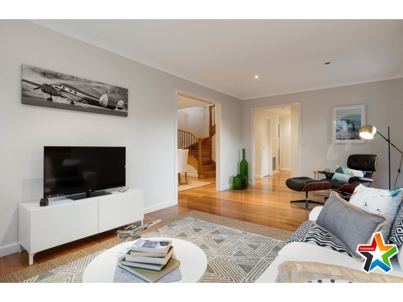 6 Saxon Drive, Mooroolbark VIC 3138