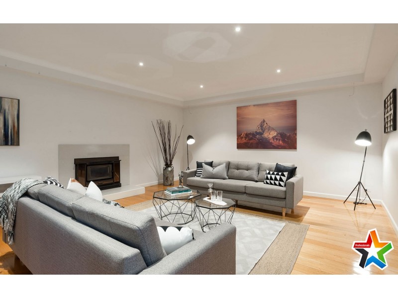 6 Saxon Drive, Mooroolbark VIC 3138