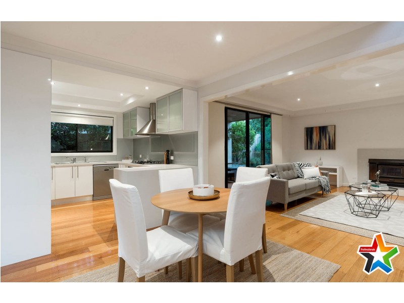 6 Saxon Drive, Mooroolbark VIC 3138