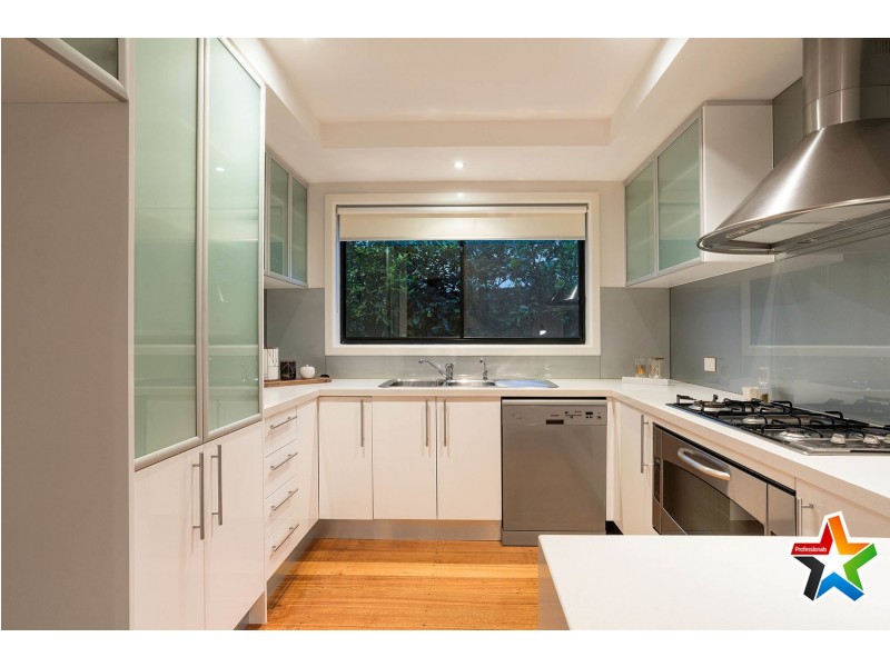 6 Saxon Drive, Mooroolbark VIC 3138