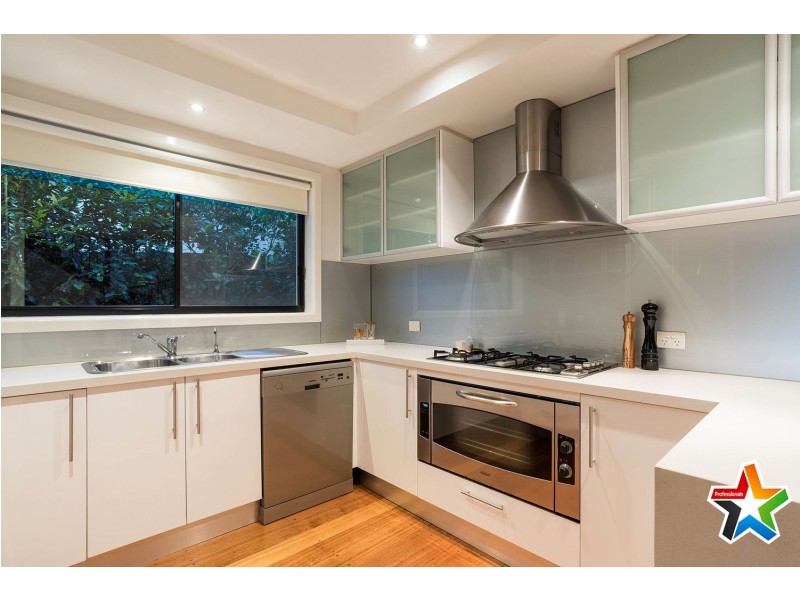 6 Saxon Drive, Mooroolbark VIC 3138