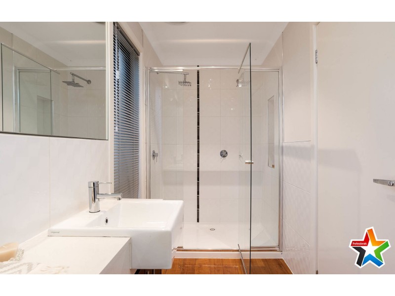6 Saxon Drive, Mooroolbark VIC 3138