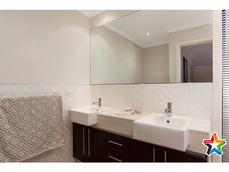 6 Saxon Drive, Mooroolbark VIC 3138