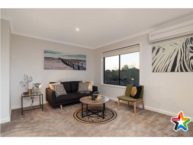 6 Saxon Drive, Mooroolbark VIC 3138