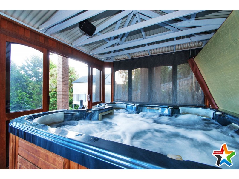 30 Struan Avenue, Mooroolbark VIC 3138