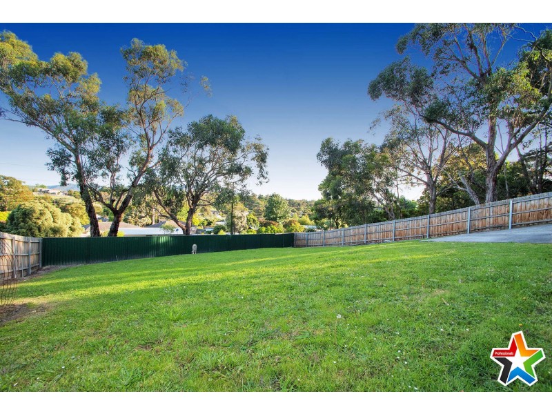 30 Struan Avenue, Mooroolbark VIC 3138