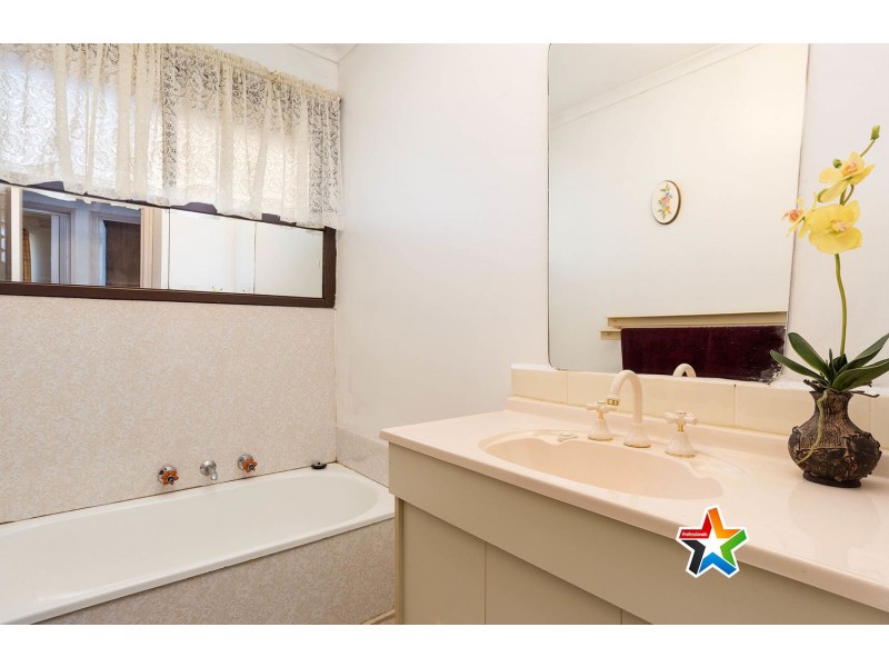 16 Highpoint Avenue, Mooroolbark VIC 3138