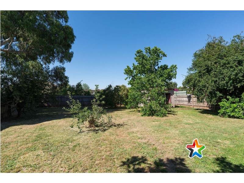 16 Highpoint Avenue, Mooroolbark VIC 3138