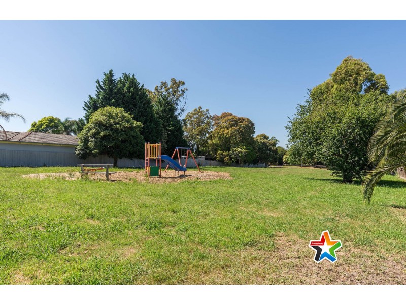 16 Highpoint Avenue, Mooroolbark VIC 3138