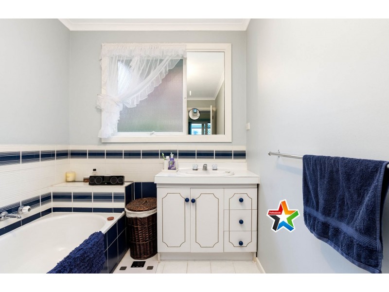 17 Edinburgh Road, Lilydale VIC 3140