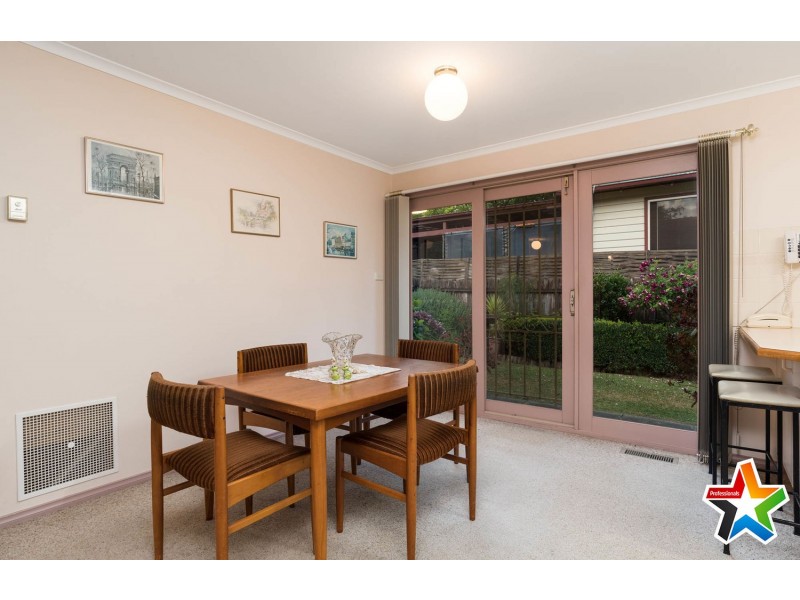 2/3 Wickham Road, Croydon VIC 3136