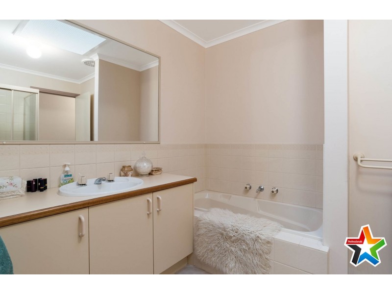 2/3 Wickham Road, Croydon VIC 3136