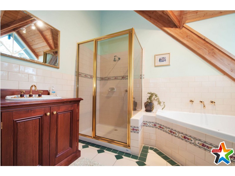 6 Sunrise Hill Road, Montrose VIC 3765