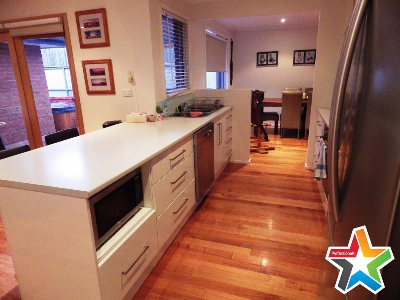 24 Chevalier Crescent, Mooroolbark VIC 3138