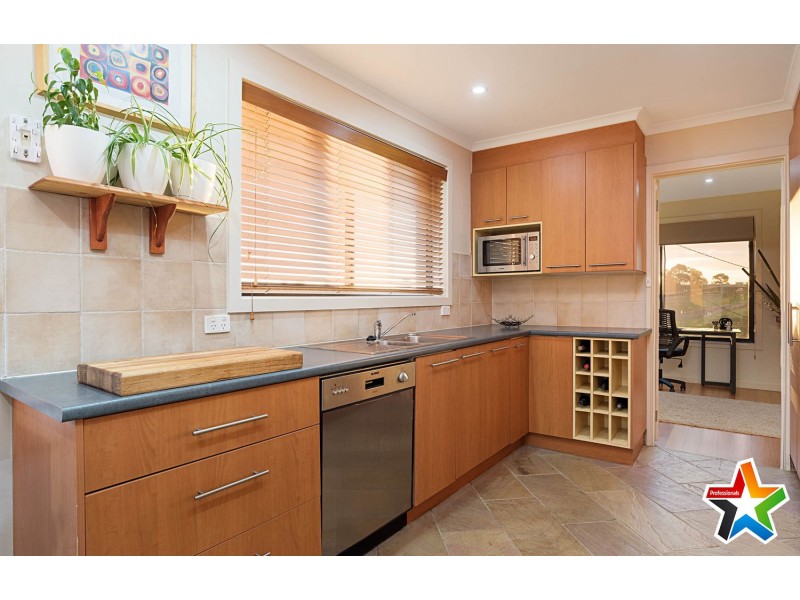 12 Meadowlark Lane, Mooroolbark VIC 3138