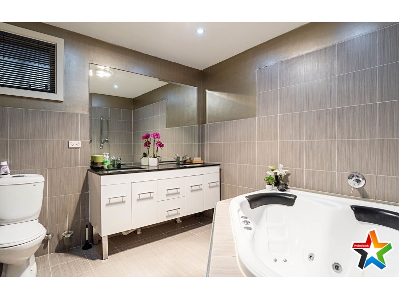 12 Meadowlark Lane, Mooroolbark VIC 3138