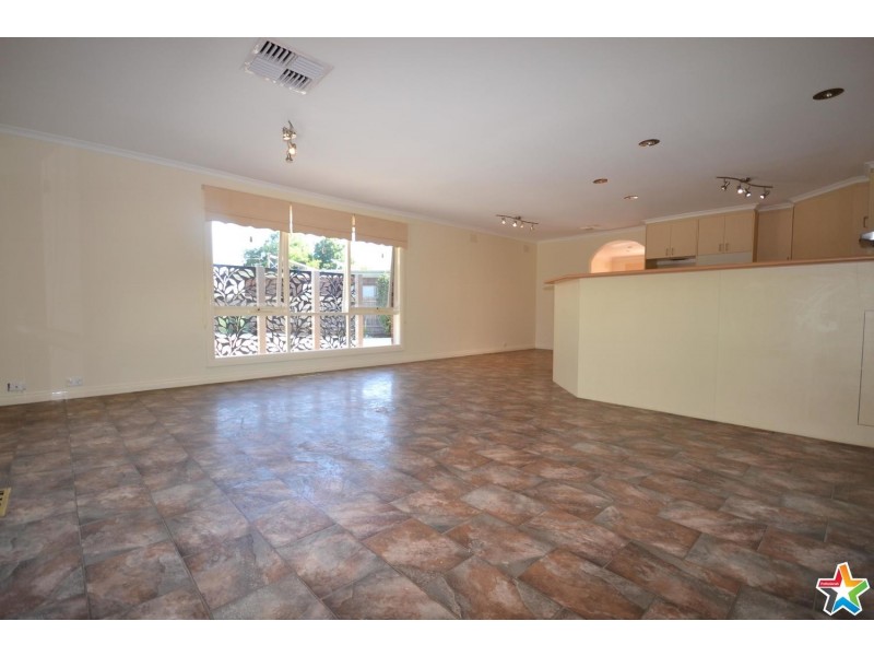 8  Kadina Court, Mooroolbark VIC 3138
