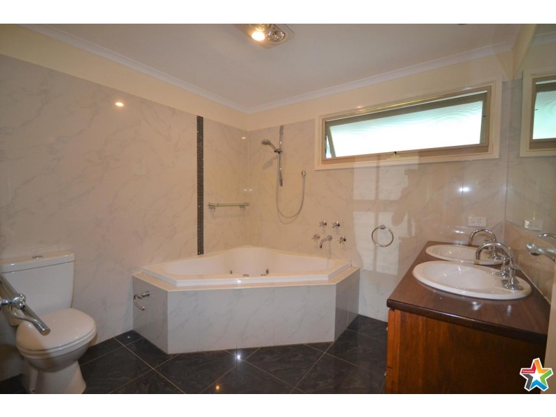 8  Kadina Court, Mooroolbark VIC 3138
