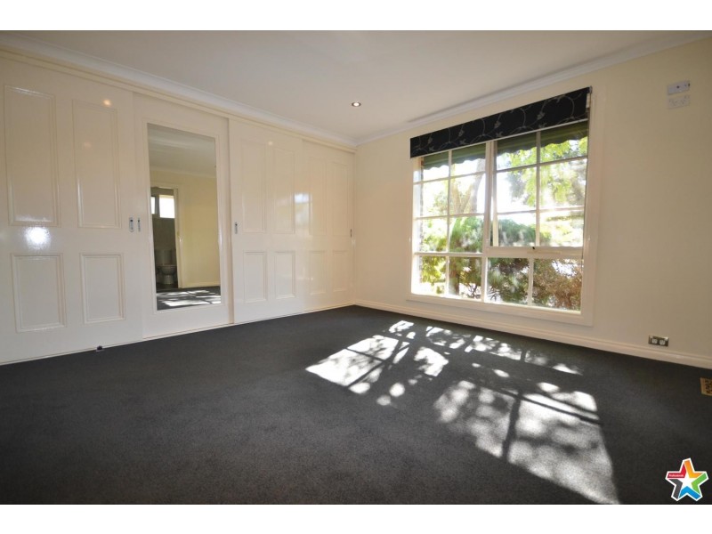 8  Kadina Court, Mooroolbark VIC 3138