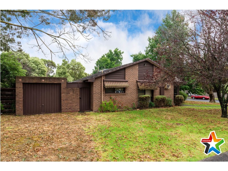 1 Rosedale Crescent, Ringwood East VIC 3135