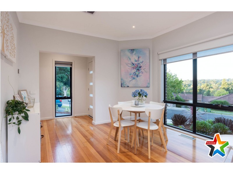 25 Felix Grove, Mooroolbark VIC 3138