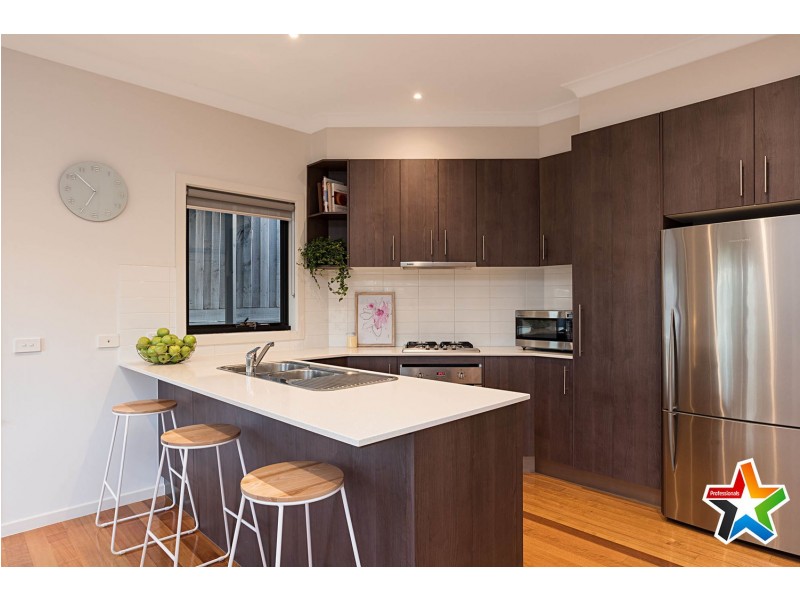 25 Felix Grove, Mooroolbark VIC 3138