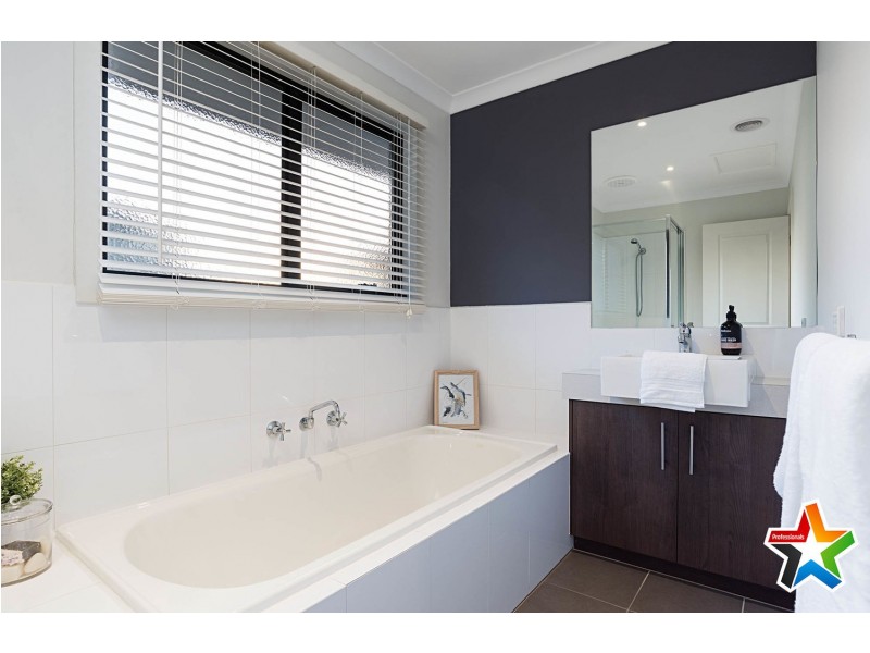 25 Felix Grove, Mooroolbark VIC 3138